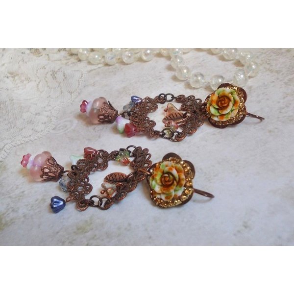 BO Flores francesas criadas com flores de sino, flores de sino, rosas e acess&oacute;rios em Cobre envelhecido