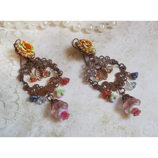 BO Flores francesas criadas com flores de sino, flores de sino, rosas e acess&oacute;rios em Cobre envelhecido