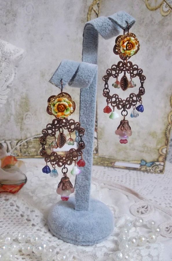 BO Flores francesas criadas com flores de sino, flores de sino, rosas e acessórios em Cobre envelhecido
