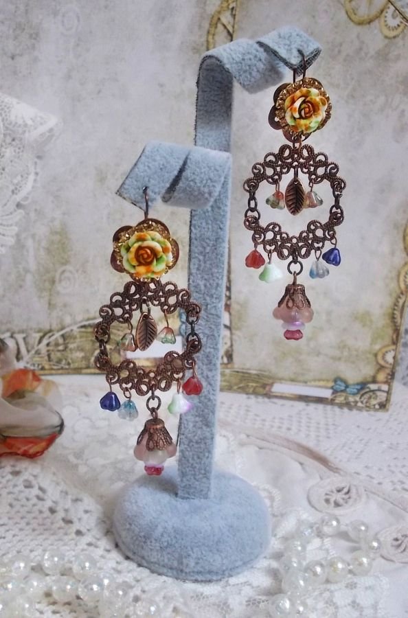 BO Flores francesas criadas com flores de sino, flores de sino, rosas e acessórios em Cobre envelhecido
