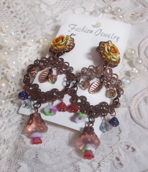 BO Flores francesas criadas com flores de sino, flores de sino, rosas e acess&oacute;rios em Cobre envelhecido