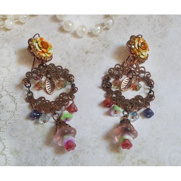 BO Flores francesas criadas com flores de sino, flores de sino, rosas e acess&oacute;rios em Cobre envelhecido