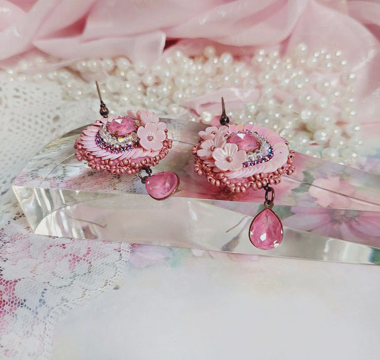 BO Dahlia brod&eacute;es avec sequins, fleurs acryliques, rocailles verres et perles Cristal Swarovski