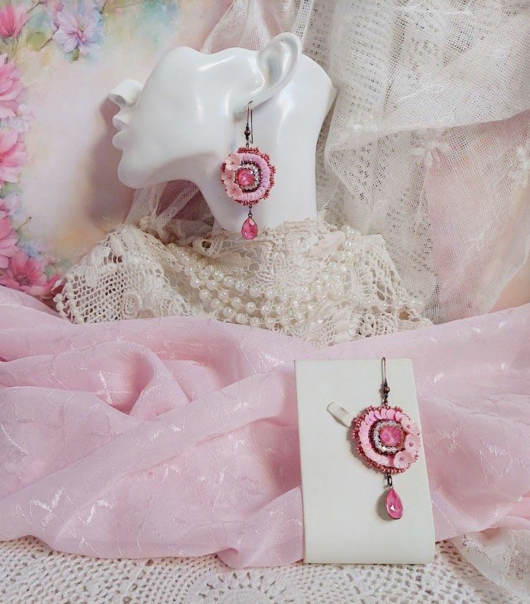 BO Dahlia brod&eacute;es avec sequins, fleurs acryliques, rocailles verres et perles Cristal Swarovski