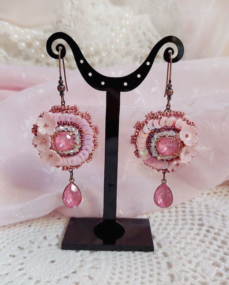 BO Dahlia brod&eacute;es avec sequins, fleurs acryliques, rocailles verres et perles Cristal Swarovski