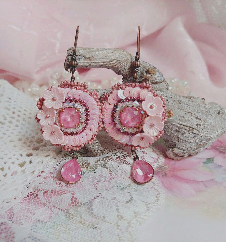 BO Dahlia brod&eacute;es avec sequins, fleurs acryliques, rocailles verres et perles Cristal Swarovski