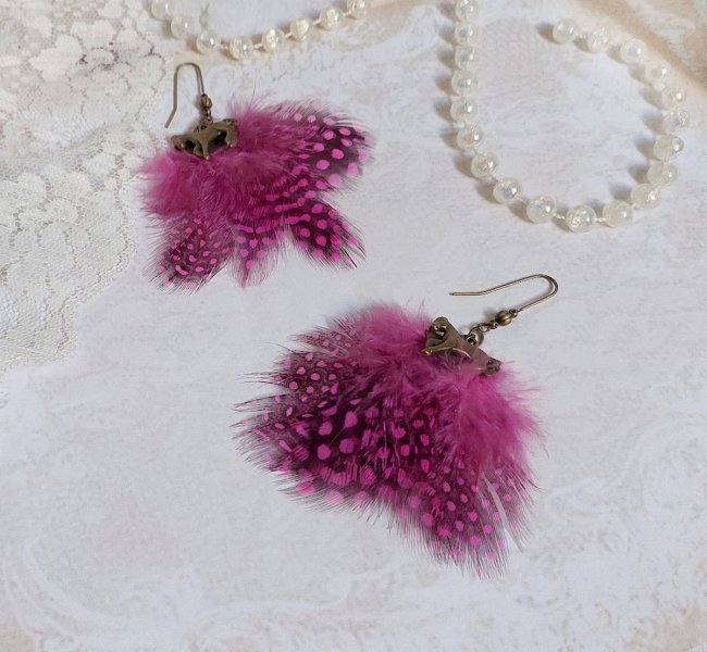 BO Danse avec les Plumes mont&eacute;es avec plumes de pintade, breloques cheval et clous d&rsquo;oreilles laiton