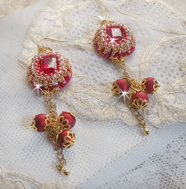 BO Nous Two bordados com cabochons e pérolas de cristal Swarovski, ganchos auriculares de 14 quilates cheios de ouro