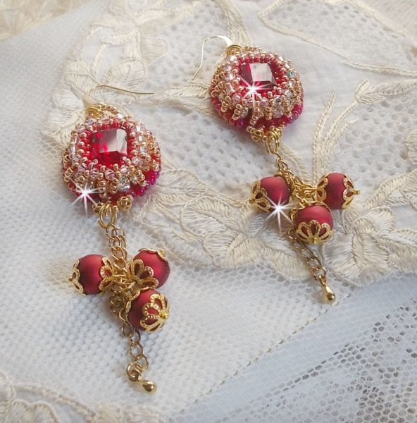 BO Nous Two bordados com cabochons e pérolas de cristal Swarovski, ganchos auriculares de 14 quilates cheios de ouro
