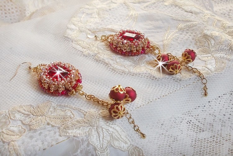BO Nous Two bordados com cabochons e pérolas de cristal Swarovski, ganchos auriculares de 14 quilates cheios de ouro