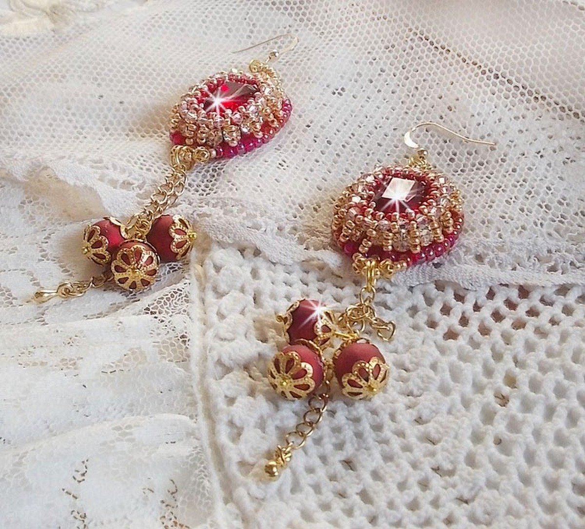 BO Nous Two bordados com cabochons e pérolas de cristal Swarovski, ganchos auriculares de 14 quilates cheios de ouro