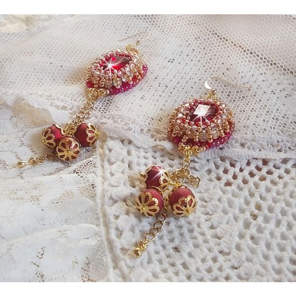 BO Nous Two bordados com cabochons e p&eacute;rolas de cristal Swarovski, ganchos auriculares de 14 quilates cheios de ouro