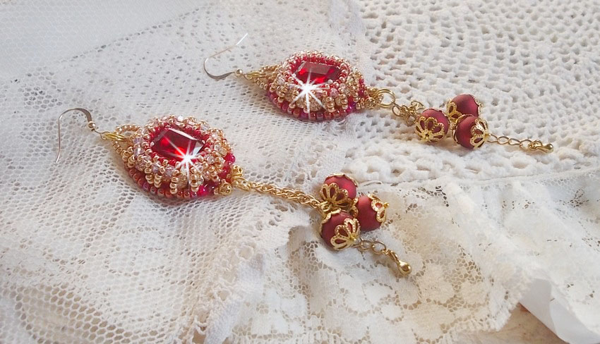 BO Nous Two bordados com cabochons e pérolas de cristal Swarovski, ganchos auriculares de 14 quilates cheios de ouro