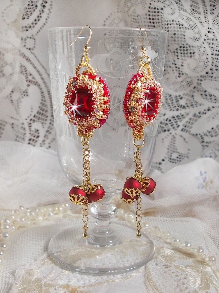 BO Nous Two bordados com cabochons e pérolas de cristal Swarovski, ganchos auriculares de 14 quilates cheios de ouro