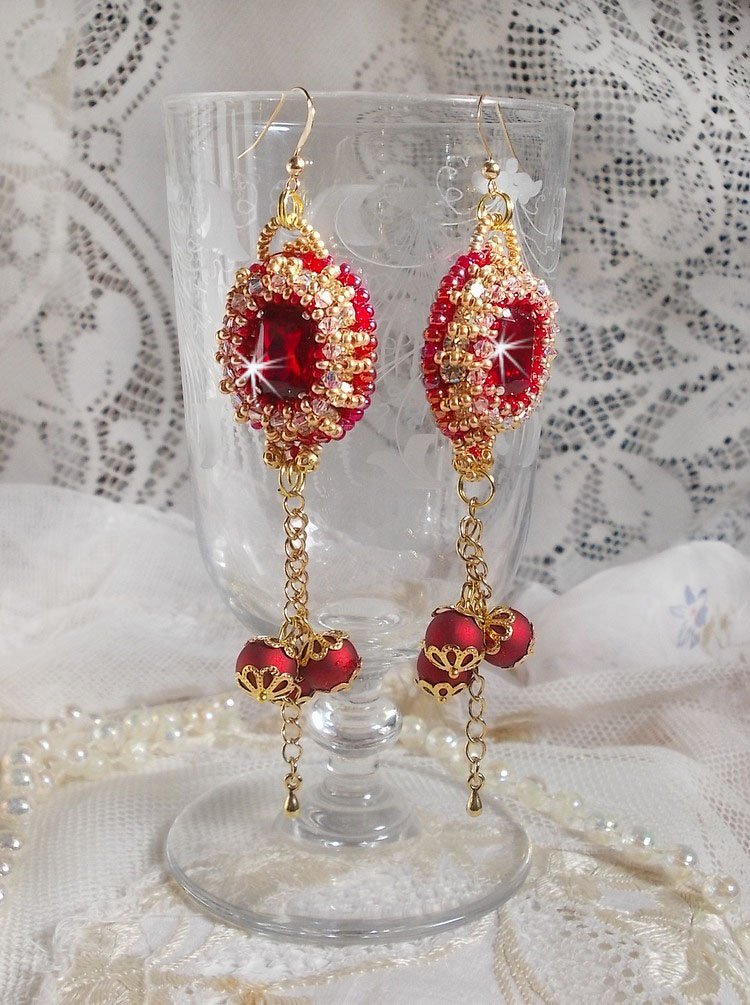 BO Nous Two bordados com cabochons e pérolas de cristal Swarovski, ganchos auriculares de 14 quilates cheios de ouro