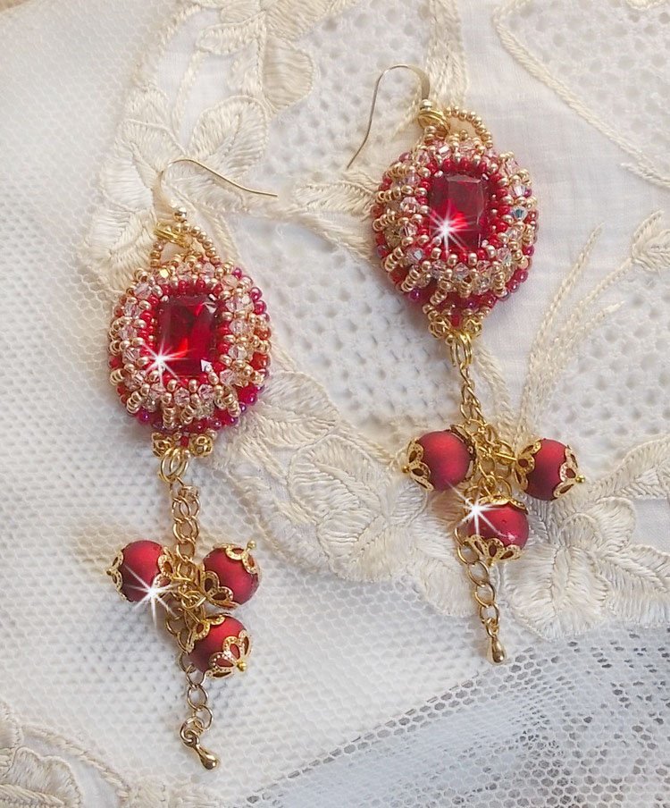 BO Nous Two bordados com cabochons e pérolas de cristal Swarovski, ganchos auriculares de 14 quilates cheios de ouro