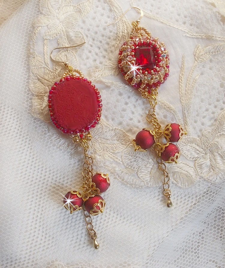 BO Nous Two bordados com cabochons e pérolas de cristal Swarovski, ganchos auriculares de 14 quilates cheios de ouro