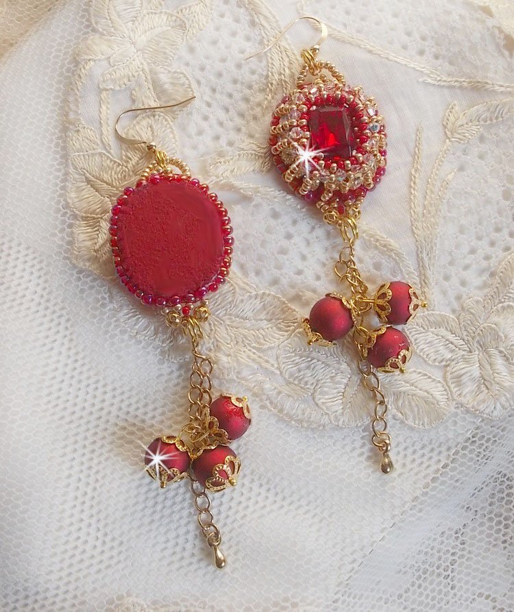 BO Nous Two bordados com cabochons e pérolas de cristal Swarovski, ganchos auriculares de 14 quilates cheios de ouro