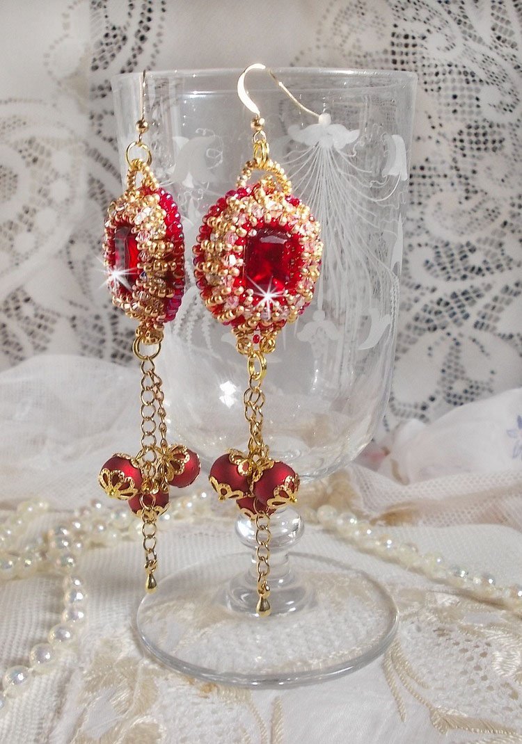 BO Nous Two bordados com cabochons e pérolas de cristal Swarovski, ganchos auriculares de 14 quilates cheios de ouro