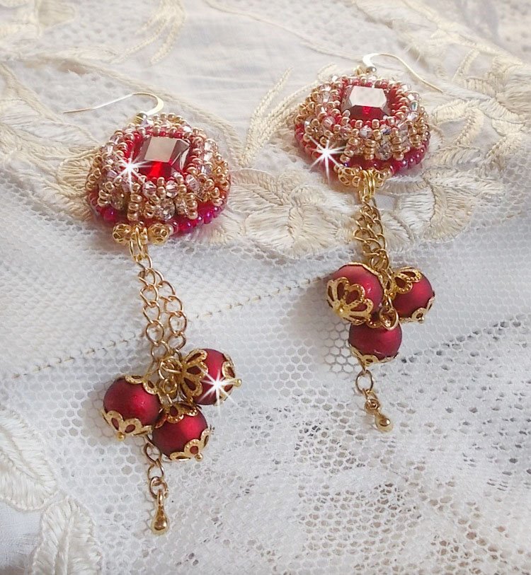 BO Nous Two bordados com cabochons e pérolas de cristal Swarovski, ganchos auriculares de 14 quilates cheios de ouro