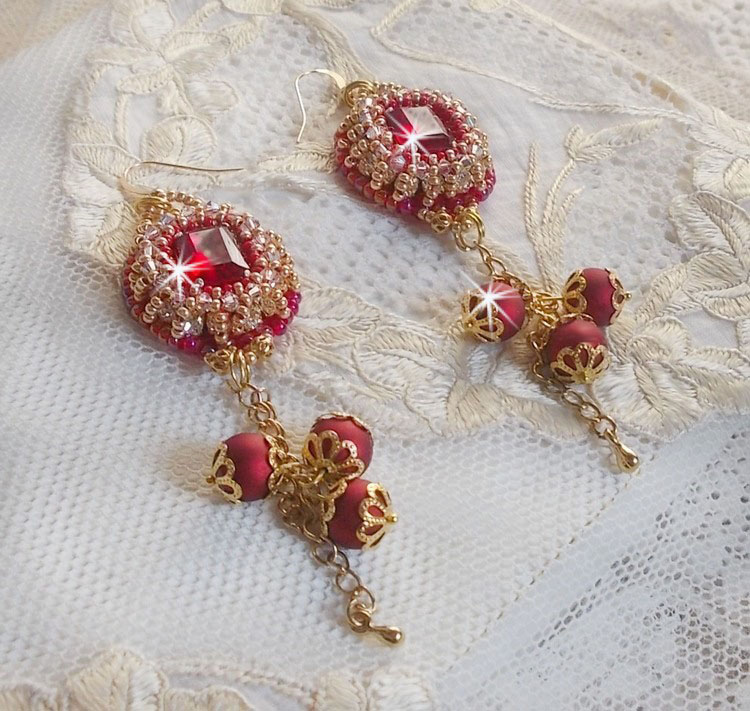 BO Nous Two bordados com cabochons e pérolas de cristal Swarovski, ganchos auriculares de 14 quilates cheios de ouro