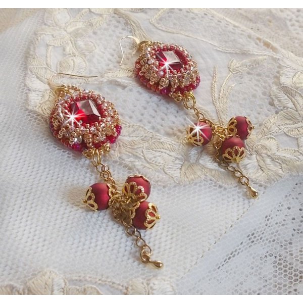 BO Nous Two bordados com cabochons e pérolas de cristal Swarovski, ganchos auriculares de 14 quilates cheios de ouro