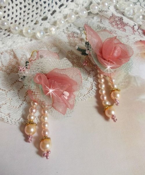 BO Douceur Poudr&eacute;e criado com fitas Organza, tule, cristais Swarovski, contas de vidro bo&eacute;mio e rocailles