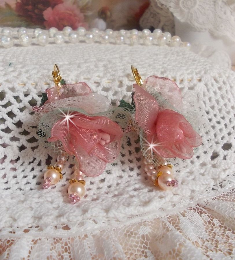BO Douceur Poudrée criado com fitas Organza, tule, cristais Swarovski, contas de vidro boémio e rocailles