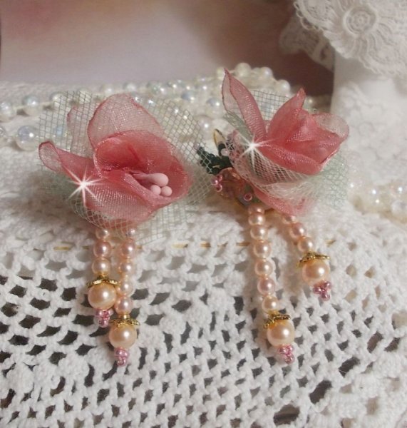 BO Douceur Poudr&eacute;e criado com fitas Organza, tule, cristais Swarovski, contas de vidro bo&eacute;mio e rocailles