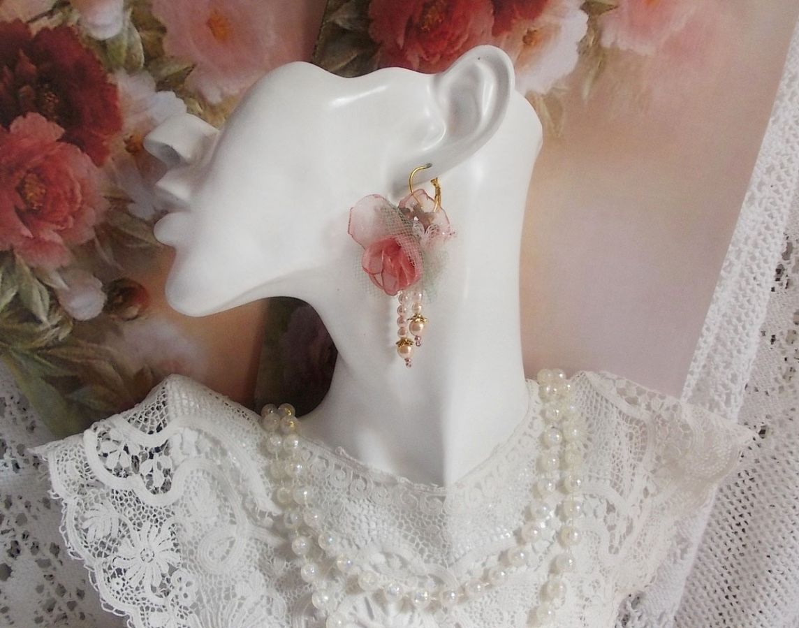 BO Douceur Poudrée criado com fitas Organza, tule, cristais Swarovski, contas de vidro boémio e rocailles