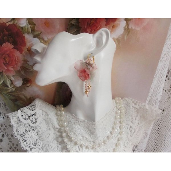 BO Douceur Poudr&eacute;e criado com fitas Organza, tule, cristais Swarovski, contas de vidro bo&eacute;mio e rocailles