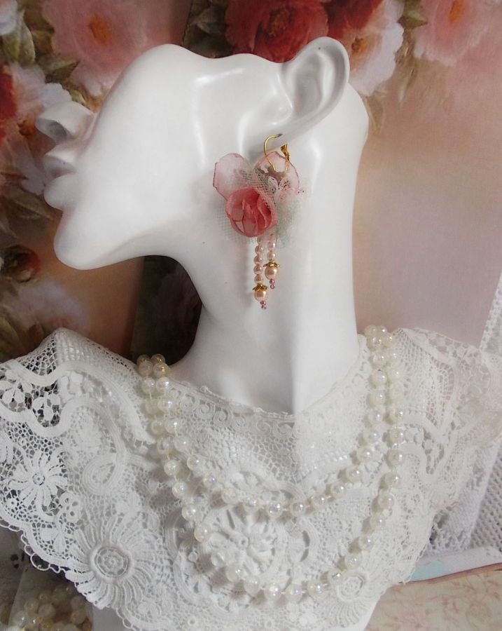 BO Douceur Poudrée criado com fitas Organza, tule, cristais Swarovski, contas de vidro boémio e rocailles