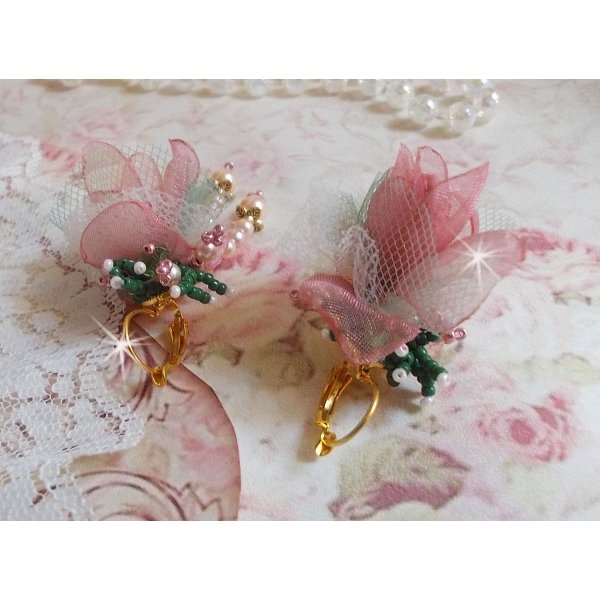 BO Douceur Poudr&eacute;e criado com fitas Organza, tule, cristais Swarovski, contas de vidro bo&eacute;mio e rocailles