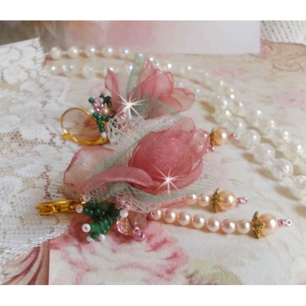 BO Douceur Poudr&eacute;e criado com fitas Organza, tule, cristais Swarovski, contas de vidro bo&eacute;mio e rocailles