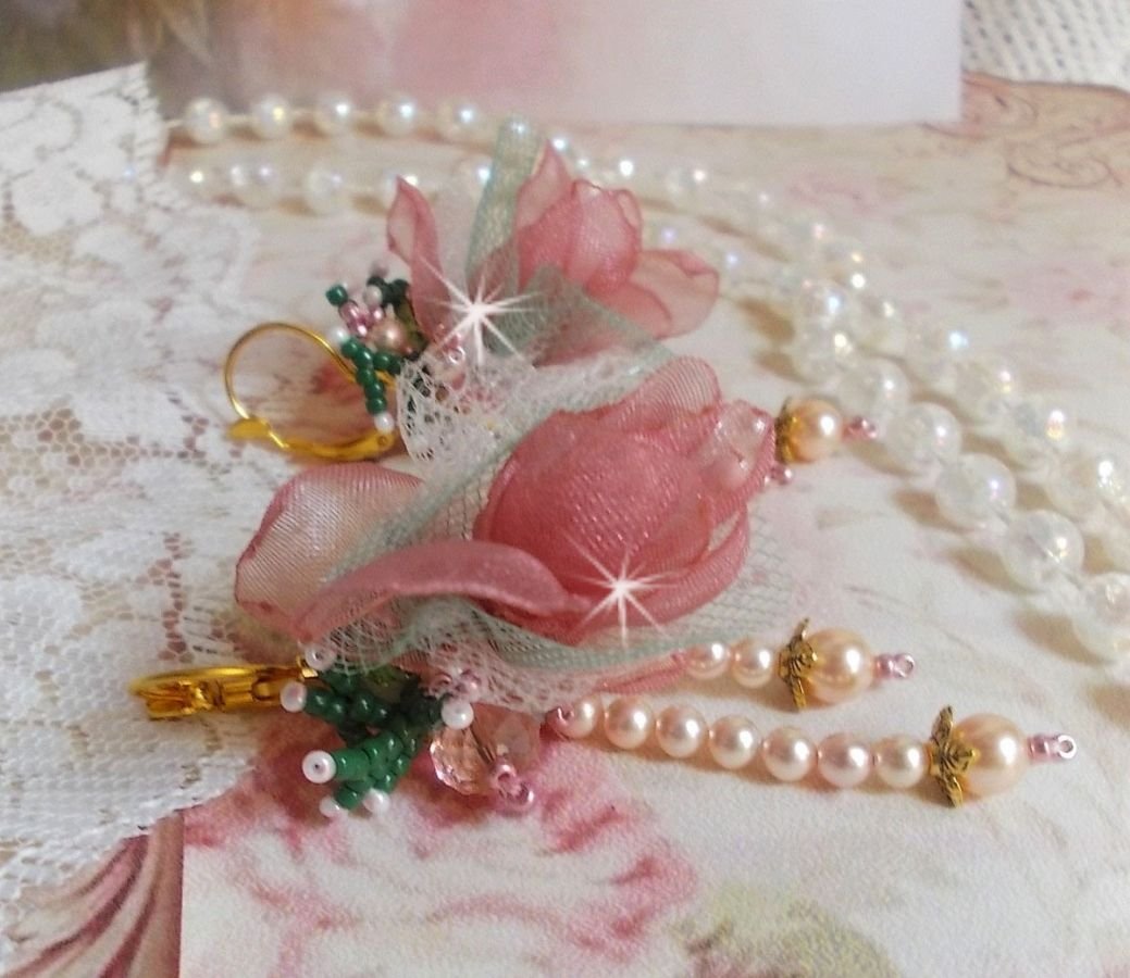 BO Douceur Poudrée criado com fitas Organza, tule, cristais Swarovski, contas de vidro boémio e rocailles