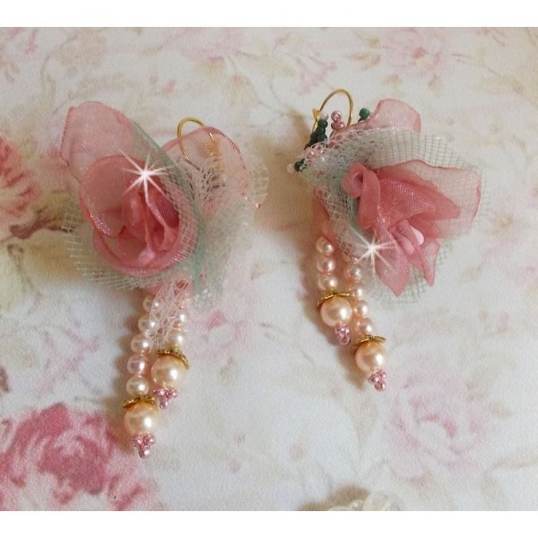 BO Douceur Poudr&eacute;e criado com fitas Organza, tule, cristais Swarovski, contas de vidro bo&eacute;mio e rocailles