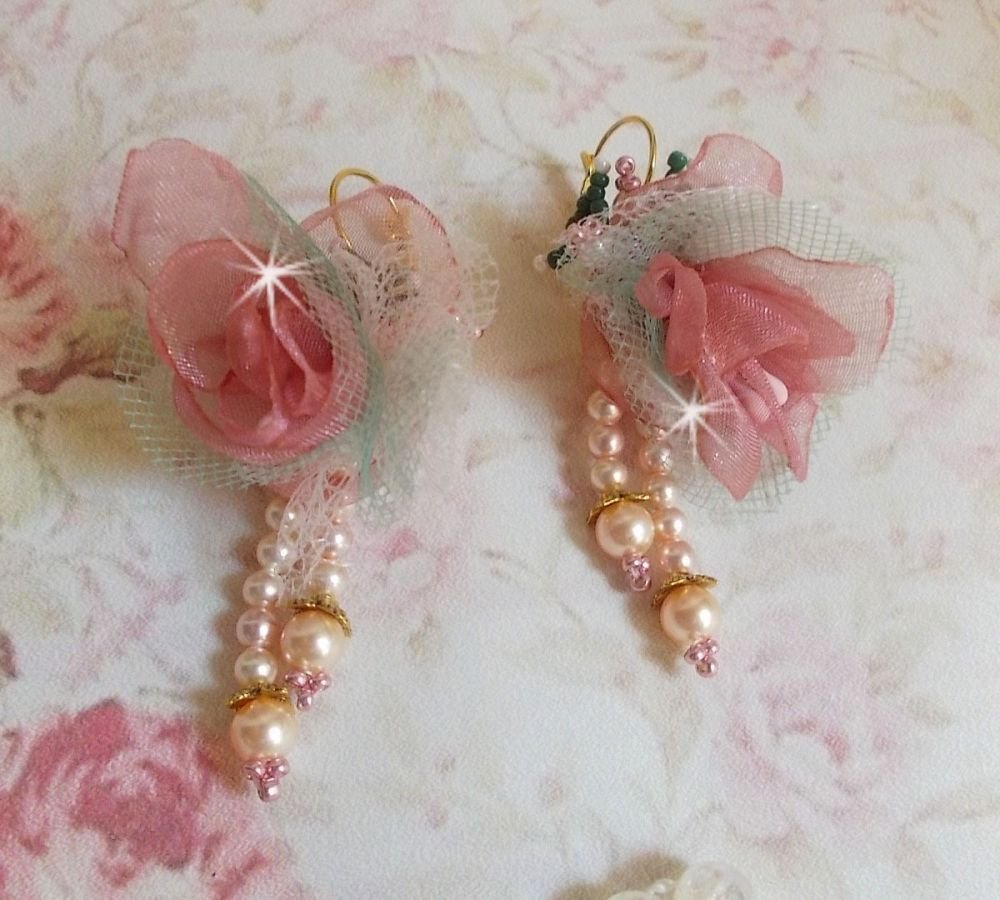 BO Douceur Poudrée criado com fitas Organza, tule, cristais Swarovski, contas de vidro boémio e rocailles