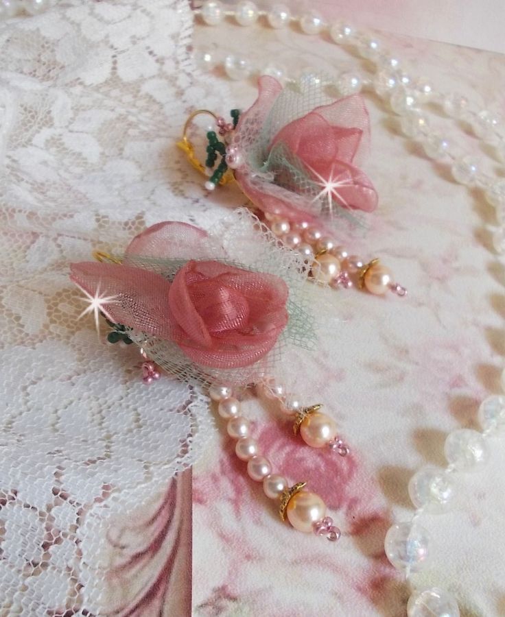 BO Douceur Poudrée criado com fitas Organza, tule, cristais Swarovski, contas de vidro boémio e rocailles
