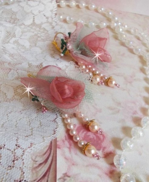 BO Douceur Poudr&eacute;e criado com fitas Organza, tule, cristais Swarovski, contas de vidro bo&eacute;mio e rocailles