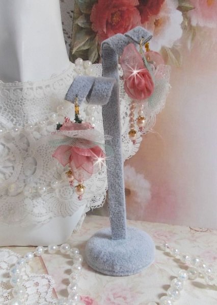 BO Douceur Poudr&eacute;e criado com fitas Organza, tule, cristais Swarovski, contas de vidro bo&eacute;mio e rocailles