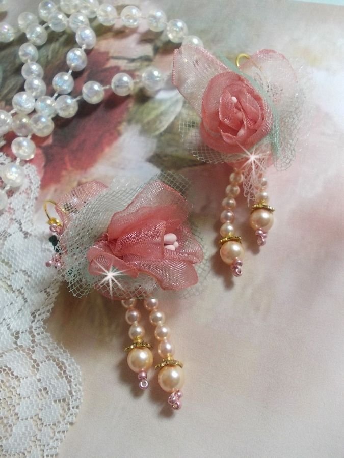 BO Douceur Poudrée criado com fitas Organza, tule, cristais Swarovski, contas de vidro boémio e rocailles