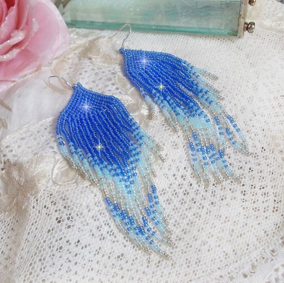 BO Soft Blue Dreams criado com contas de sementes de qualidade em azul safira, azul céu e prata com ganchos auriculares de prata 925/1000