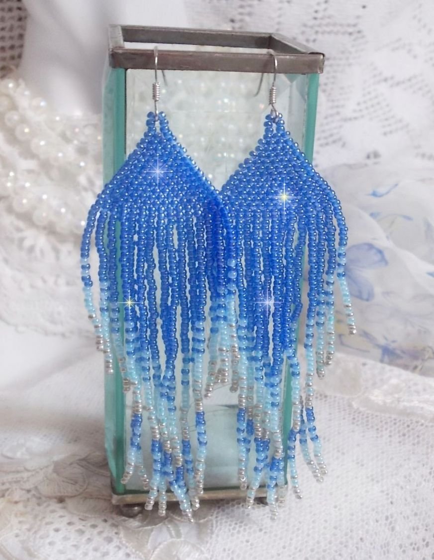 BO Soft Blue Dreams criado com contas de sementes de qualidade em azul safira, azul céu e prata com ganchos auriculares de prata 925/1000