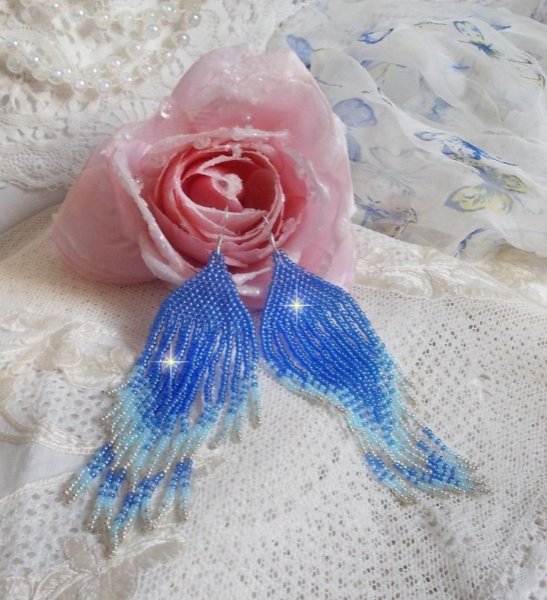 BO Soft Blue Dreams criado com contas de sementes de qualidade em azul safira, azul c&eacute;u e prata com ganchos auriculares de prata 925/1000