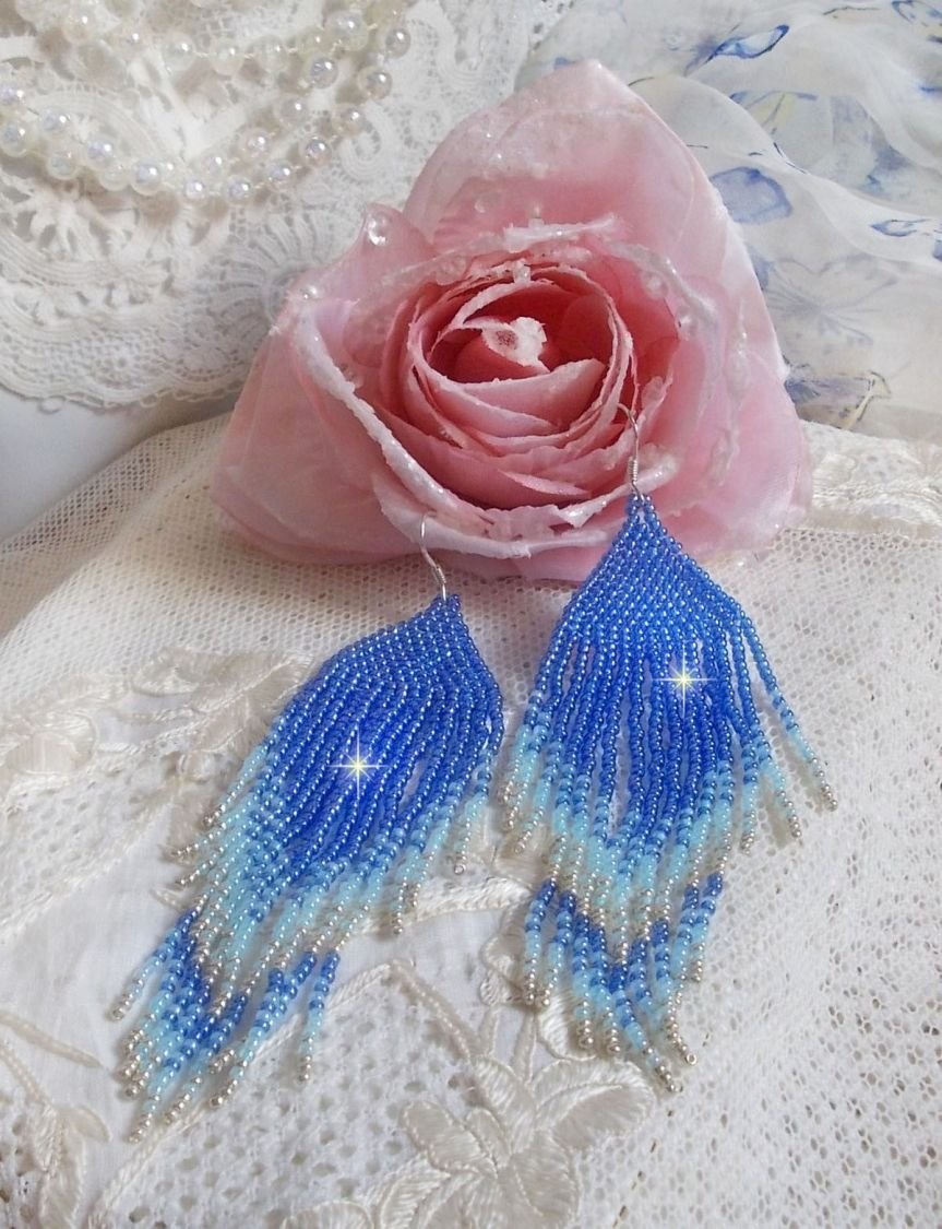 BO Soft Blue Dreams criado com contas de sementes de qualidade em azul safira, azul céu e prata com ganchos auriculares de prata 925/1000