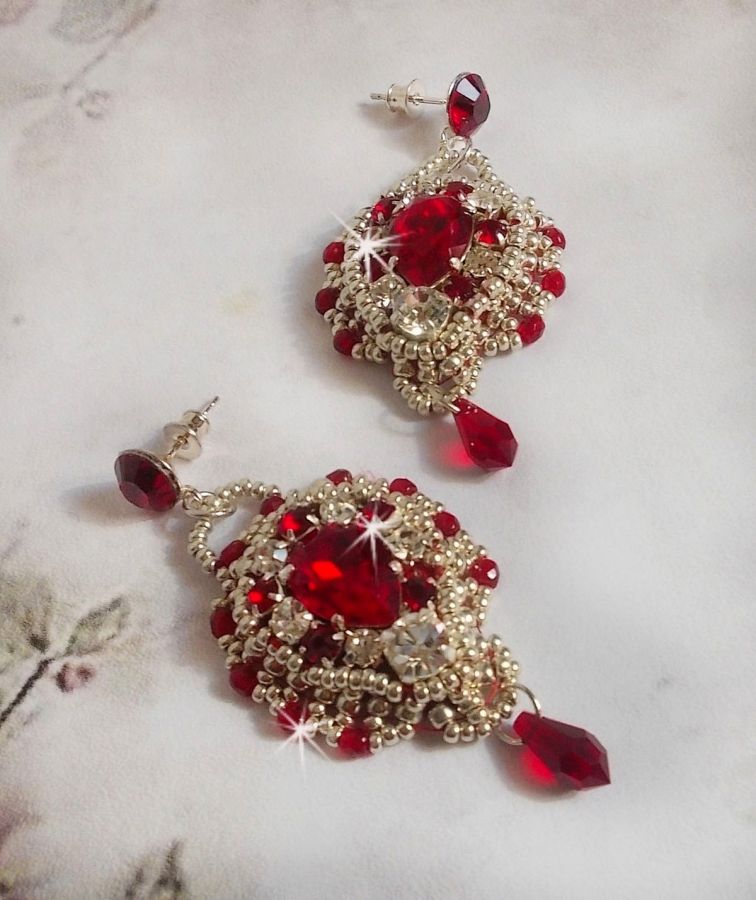 BO Drigon Red bordado com cabochões Swarovski cristal Siam, luneta, contas de sementes de prata e pinos de orelhas de borboleta de prata 925/1000