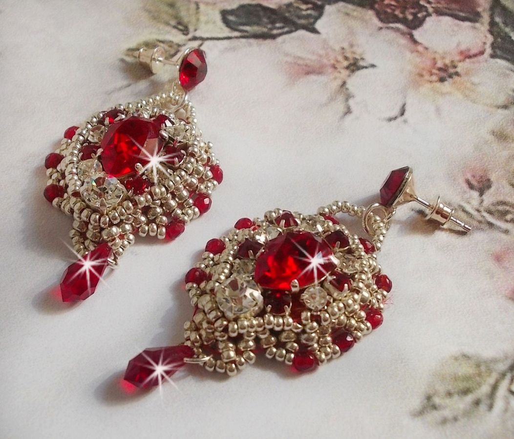 BO Drigon Red bordado com cabochões Swarovski cristal Siam, luneta, contas de sementes de prata e pinos de orelhas de borboleta de prata 925/1000