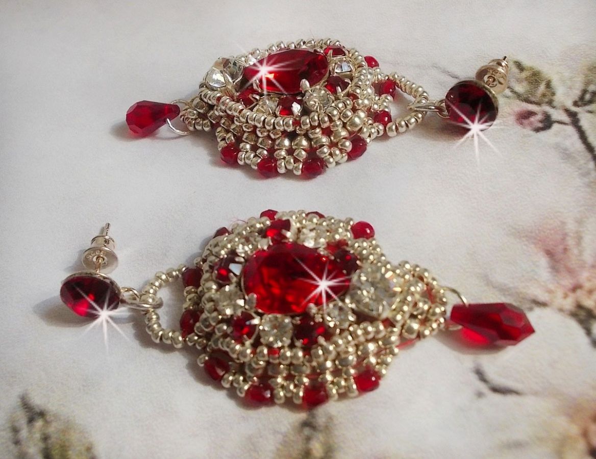 BO Drigon Red bordado com cabochões Swarovski cristal Siam, luneta, contas de sementes de prata e pinos de orelhas de borboleta de prata 925/1000