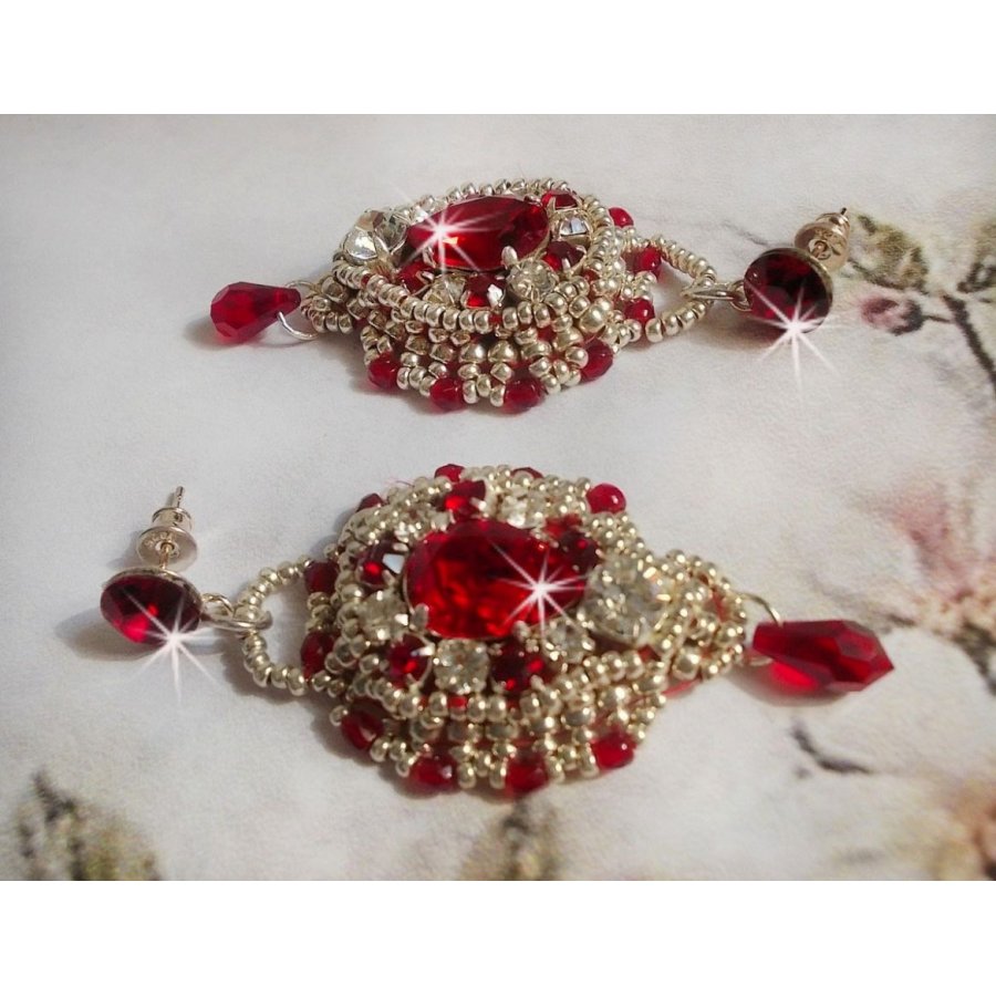BO Drigon Red bordado com cabochões Swarovski cristal Siam, luneta, contas de sementes de prata e pinos de orelhas de borboleta de prata 925/1000