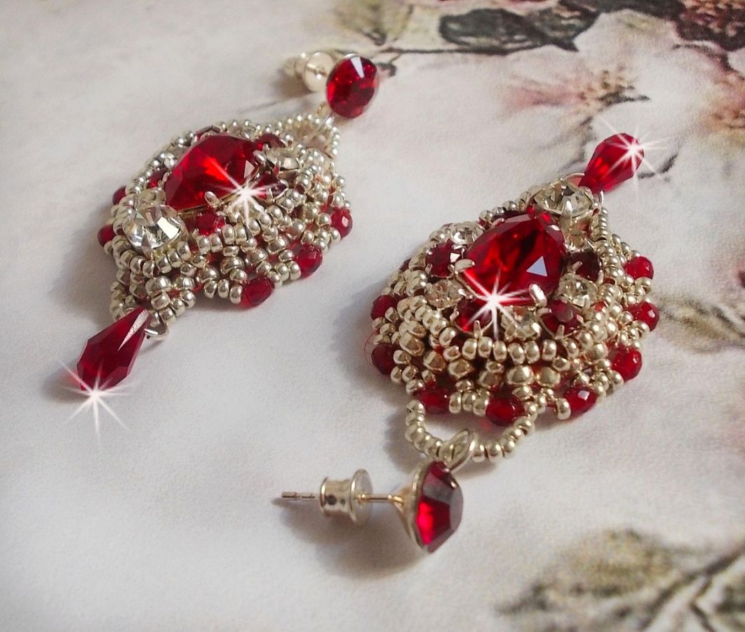 BO Drigon Red bordado com cabochões Swarovski cristal Siam, luneta, contas de sementes de prata e pinos de orelhas de borboleta de prata 925/1000